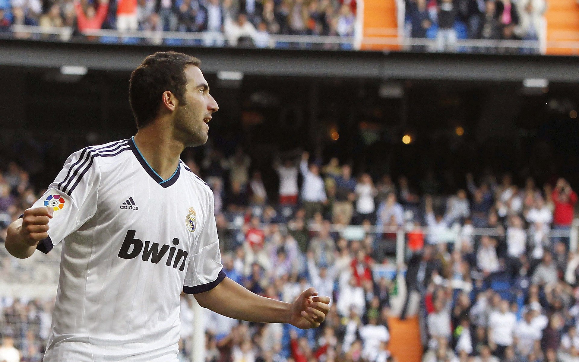 足球场馆智能安检设备全面启用，确保安全无忧，足球场检测标准